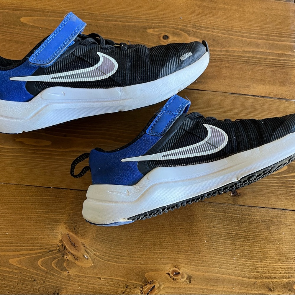 Boys size 1Y Nike shoes